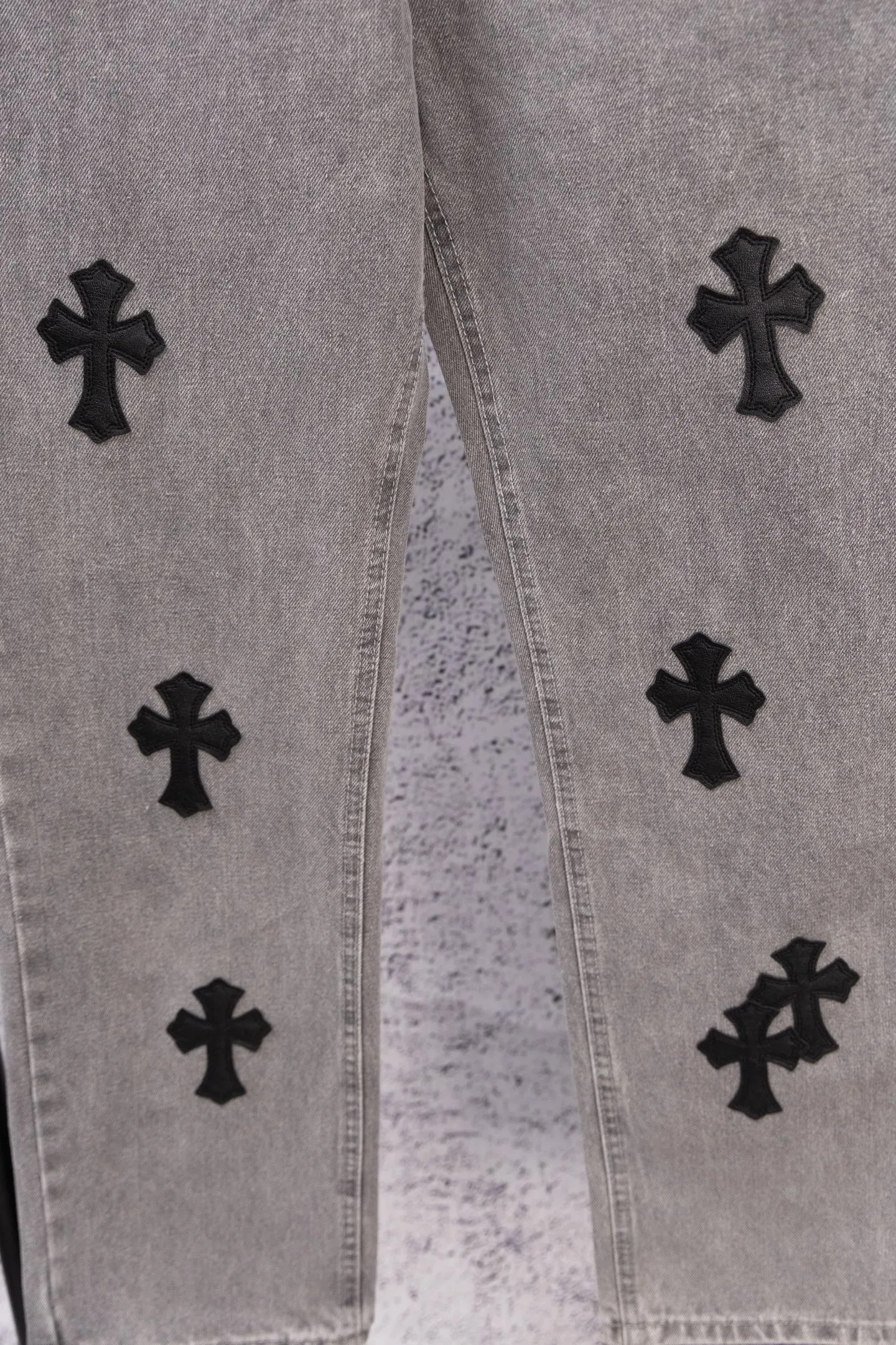 P210 Chromehearts limited edition classic black cross patch leather gray jeans, priced at 34W level, patchwork cross pattern embellishment, washed jeans! ! An absolutely high-end luxury product, a 1.9W-level god-level single product, a super popular product, made by top heavy industry, a magic weapon that cannot be missed! [About Zangyin] This is an extremely luxurious fashion brand that can also be called the aristocracy of the high street. It has always been an exclusive brand for some hipsters or rich second generations. Compared with ordinary high streets, it is more luxurious and noble. Compared with luxury brands, it is more fashionable and individual. It has always been a brand that I have a special liking for. [Top heavy industry fashion design] Consistently high-street luxury style. Speaking of this style, the Zangyin family and GU family are definitely the leading representative brands. Especially the Zangyin family has really achieved a state-of-the-art effect in creating high-street style. The unique washed material is used to create this style. The color system is already quite eye-catching. After it is decorated with patchwork cross flowers, it cleverly highlights the charm of the brand. Secondly, this style uses classic The high-waist cutting design highlights the long legs and fashionable temperament of the upper body. The brand is highly recognizable and the slim fit configuration is more suitable for daily wear. It is a product that interprets personality, fashion, and specifications at a glance. This single product is enough to make any fan excited. It can be a white T-shirt for a youthful college style, or a tight suspender for a royal style. It has strong matching ability and can be easily controlled by men.  [Materials and craftsmanship] Needless to say, this point goes without saying. As an excellent craftsman brand, Zangyin’s requirements for details and craftsmanship are really perfect. The washed color of this model has gone through so many processes, not to mention the embellishment of denim appliques. It is also purely hand-made and sewn. Just like what they believe in, only hand-made things have soul and have the meaning of wear. A top-notch heavy-duty fashionable denim item, I look forward to your perfect interpretation! !  Color: Gray Size: 28-36